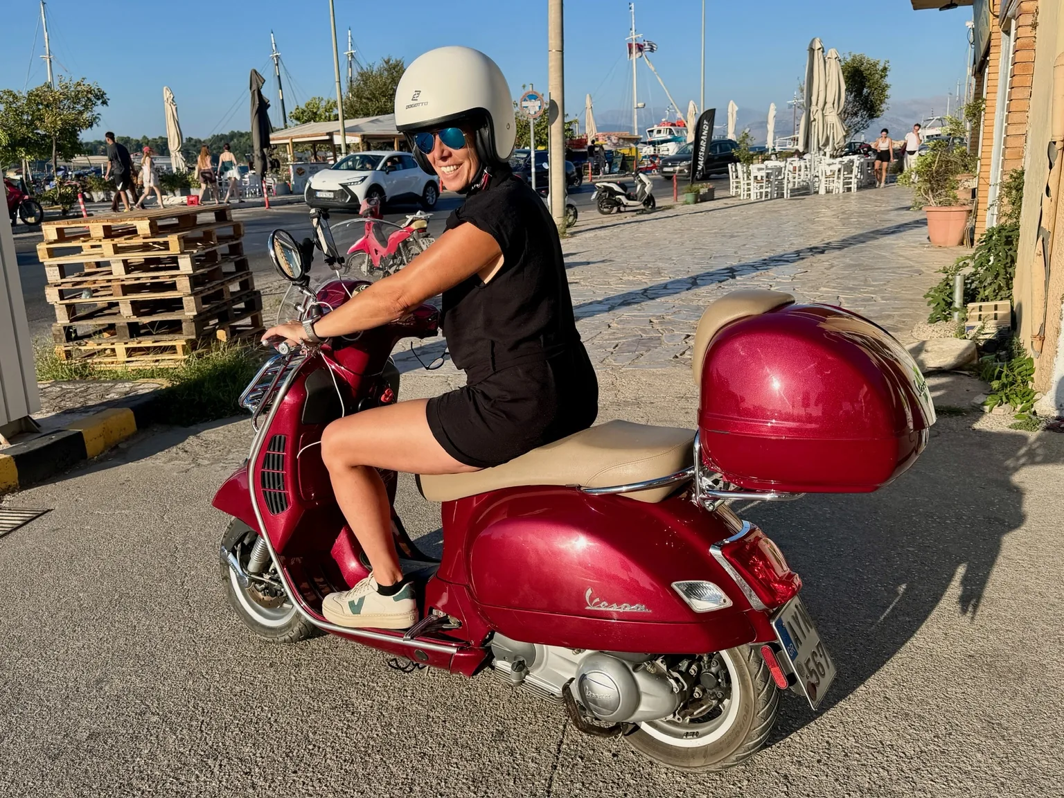 Scooter rouge utilisé pendant une escale à Corfou